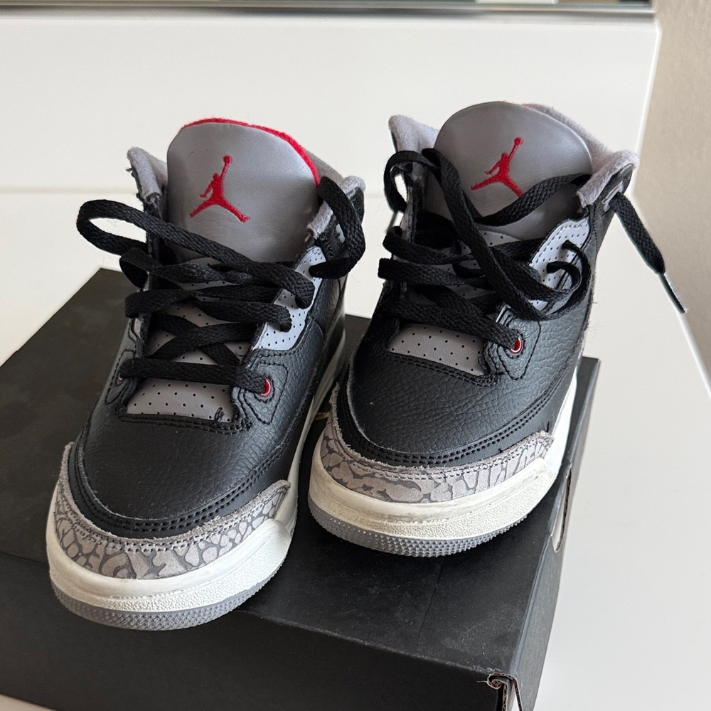 Jordan 3 Retro Kids Sneakers - Black and Gray - Picture 4 of 6